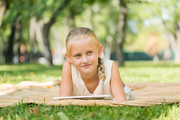 Kind im Park auf Decke liegend — Stockfoto