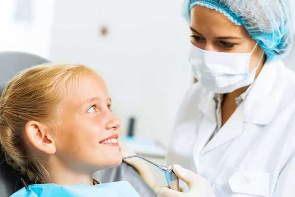 Dentista inspeccionando paciente — Foto de Stock