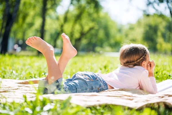 Kind im Park — Stockfoto