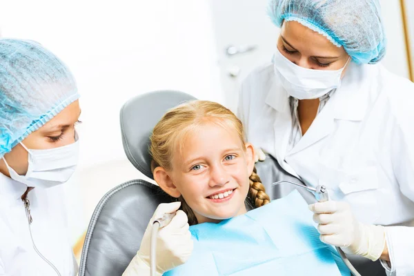 Dentista inspeccionando paciente — Foto de Stock