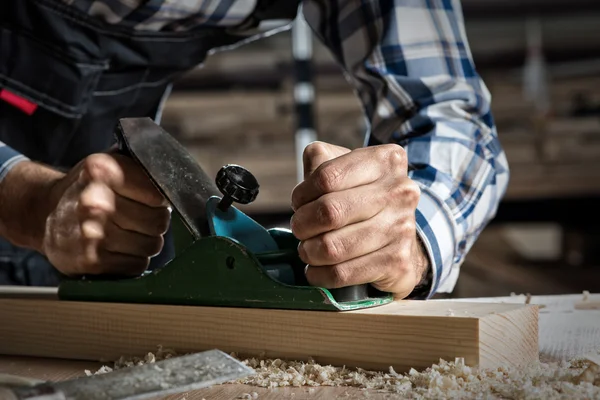 Tischler bei der Arbeit — Stockfoto