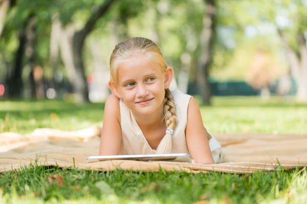 Kind im Park auf Decke liegend — Stockfoto