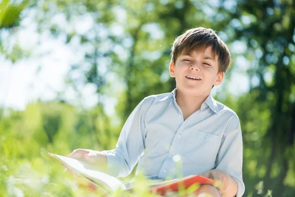 Menino no parque de verão — Fotografia de Stock