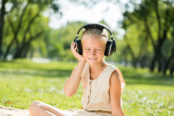 Girl enjoying music — Stock Photo, Image