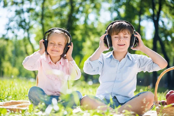 Children enjoying music — Stock Photo, Image