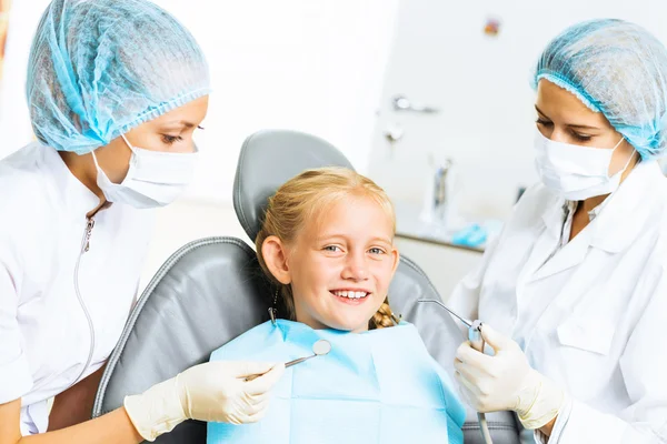 Tannlegen som inspiserer pasienten – stockfoto