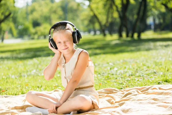 Girl enjoying music — Stock Photo, Image