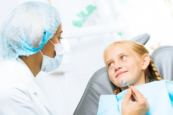 Dentista a inspecionar paciente — Fotografia de Stock