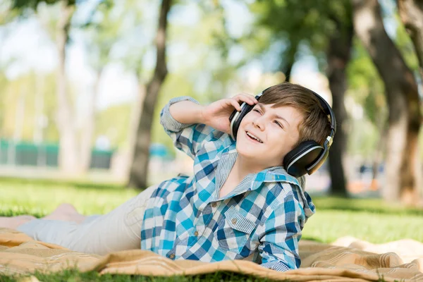 Junge im Park — Stockfoto