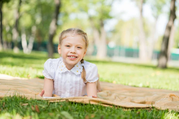 Dívka v letním parku — Stock fotografie