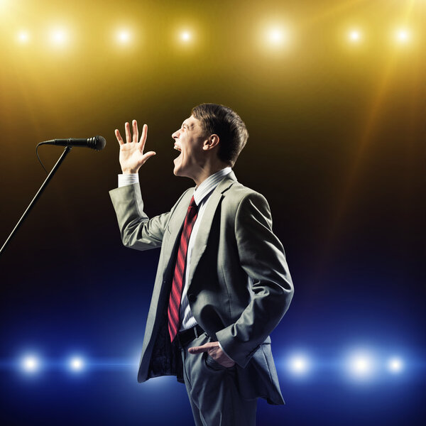 Бизнесмен с микрофоном
