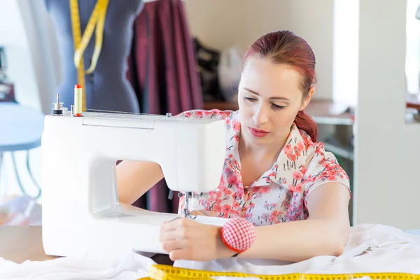 Seamstress at work — Stock Photo, Image