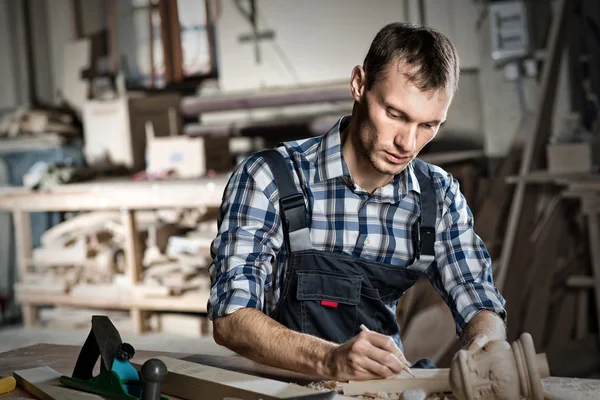 Falegname al lavoro — Foto Stock