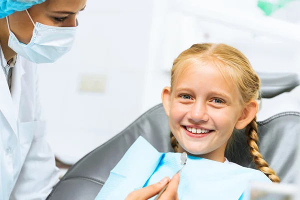 Dentista inspeccionando paciente — Foto de Stock