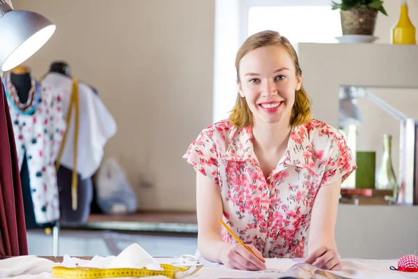 Sempstress op het werk — Stockfoto