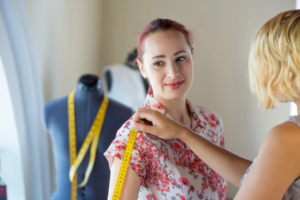 Dressmaker al lavoro — Foto Stock