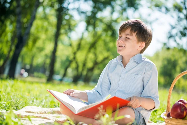 Menino no parque de verão — Fotografia de Stock