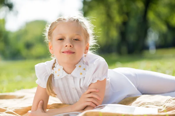 Dívka těší letní — Stock fotografie