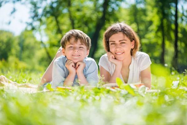 Famille au parc — Photo