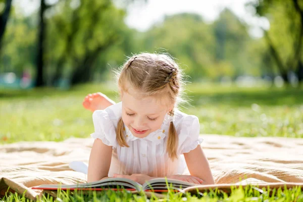 Summer weekend in park — Stock Photo, Image