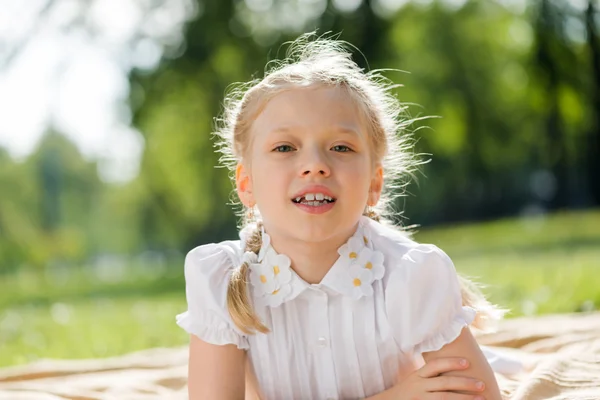 Meisje genieten van zomer — Stockfoto