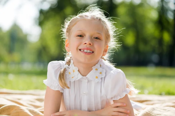 Girl enjoying summertime — Stock Photo, Image