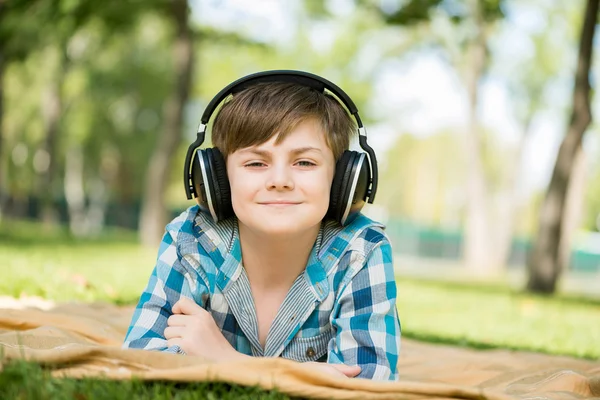 Junge im Park — Stockfoto