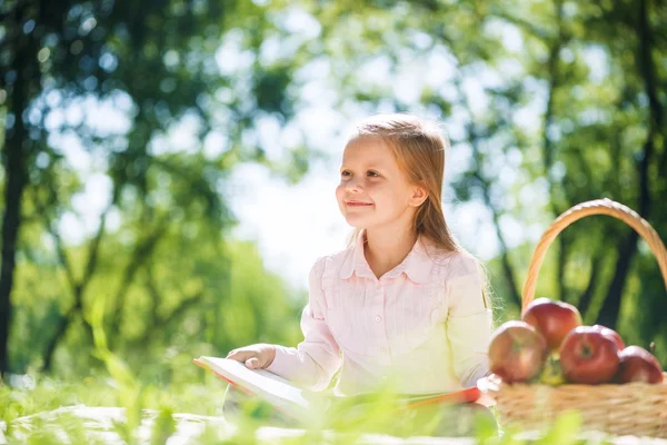 Doce menina no parque — Fotografia de Stock