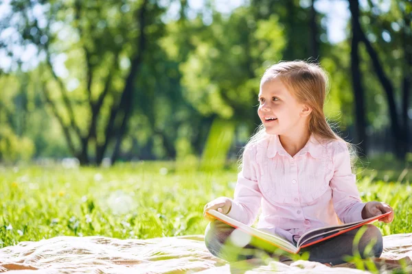 Süßes Mädchen im Park — Stockfoto