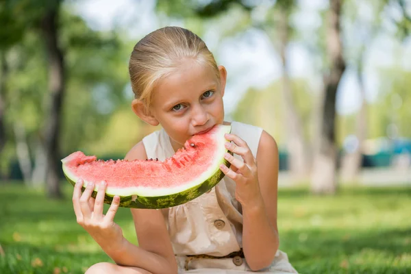 Karpuz dilimi ile çocuk