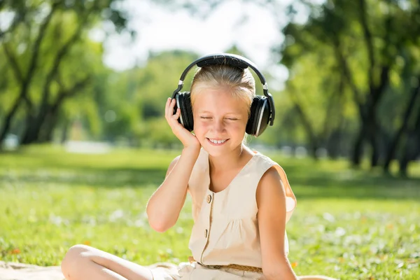 Menina gostando de música — Fotografia de Stock