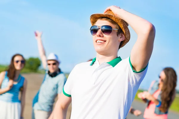 Junger Mann mit Sonnenbrille — Stockfoto