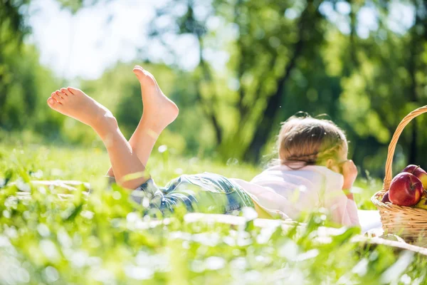 Kind im Park — Stockfoto