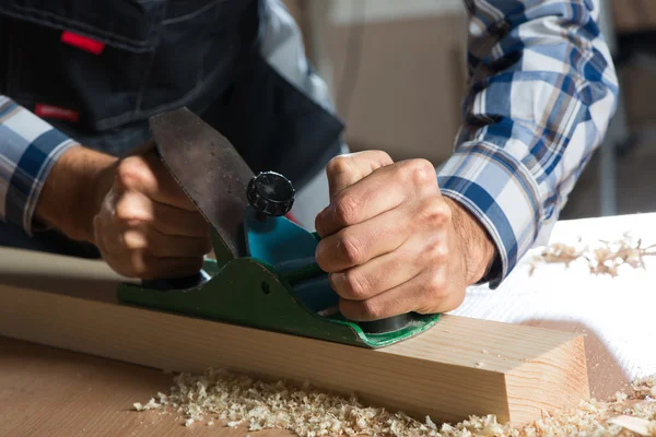 iş yerinde bir marangoz