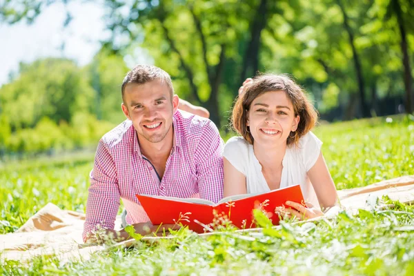 Datum in park — Stockfoto