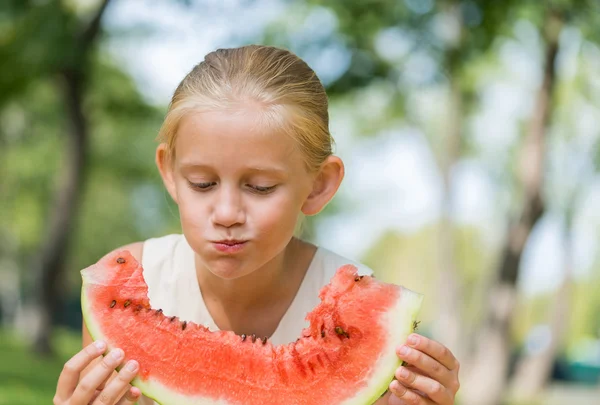 Enfant avec tranche de pastèque — Photo