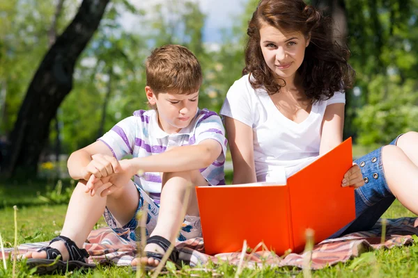 Samen met het lezen van boek — Stockfoto