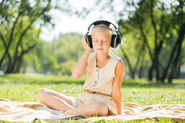 Fille appréciant la musique — Photo