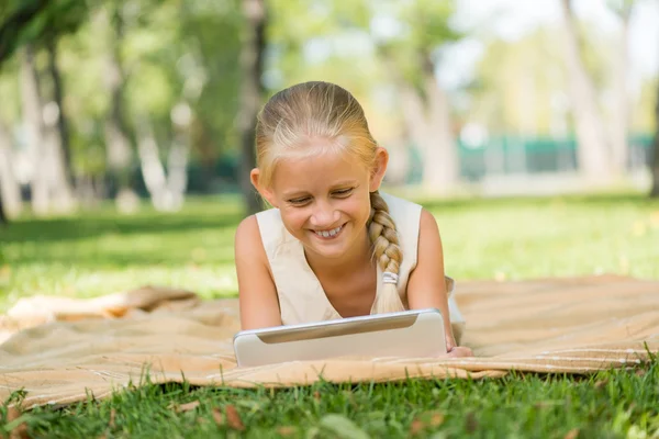 Kind im Park auf Decke liegend — Stockfoto