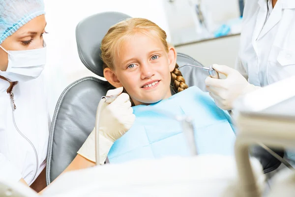 Dentiste inspectant le patient — Photo