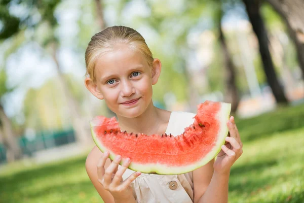 Kind mit Wassermelonenscheibe — Stockfoto