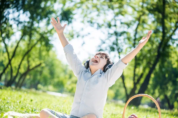 Pojken njuter musik — Stockfoto