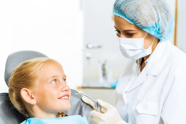 Dentista inspeccionando paciente — Foto de Stock