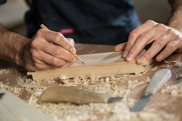 Tischler bei der Arbeit — Stockfoto