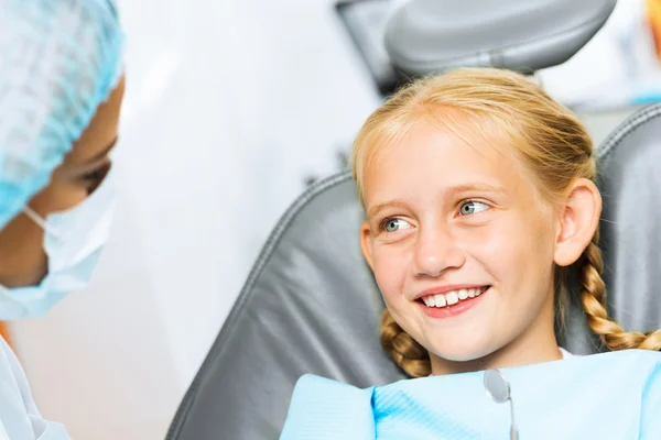 Dentista inspeccionando paciente — Foto de Stock