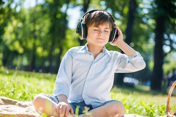 Pojken njuter musik — Stockfoto