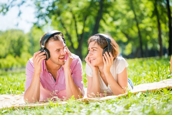 Paar im Park — Stockfoto