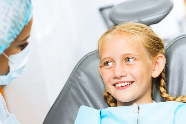 Dentista a inspecionar paciente — Fotografia de Stock