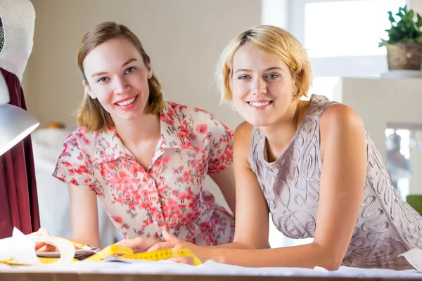 Twee sempstress op het werk — Stockfoto