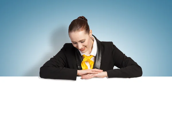 Woman presenting something — Stock Photo, Image